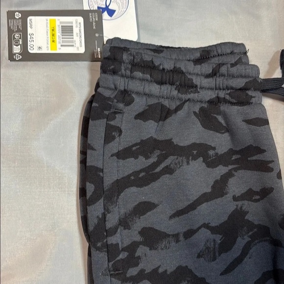 Under Armour Kids' Black Camo Joggers
Boys 8-20 Under Armour Printed - Picture 2 of 6